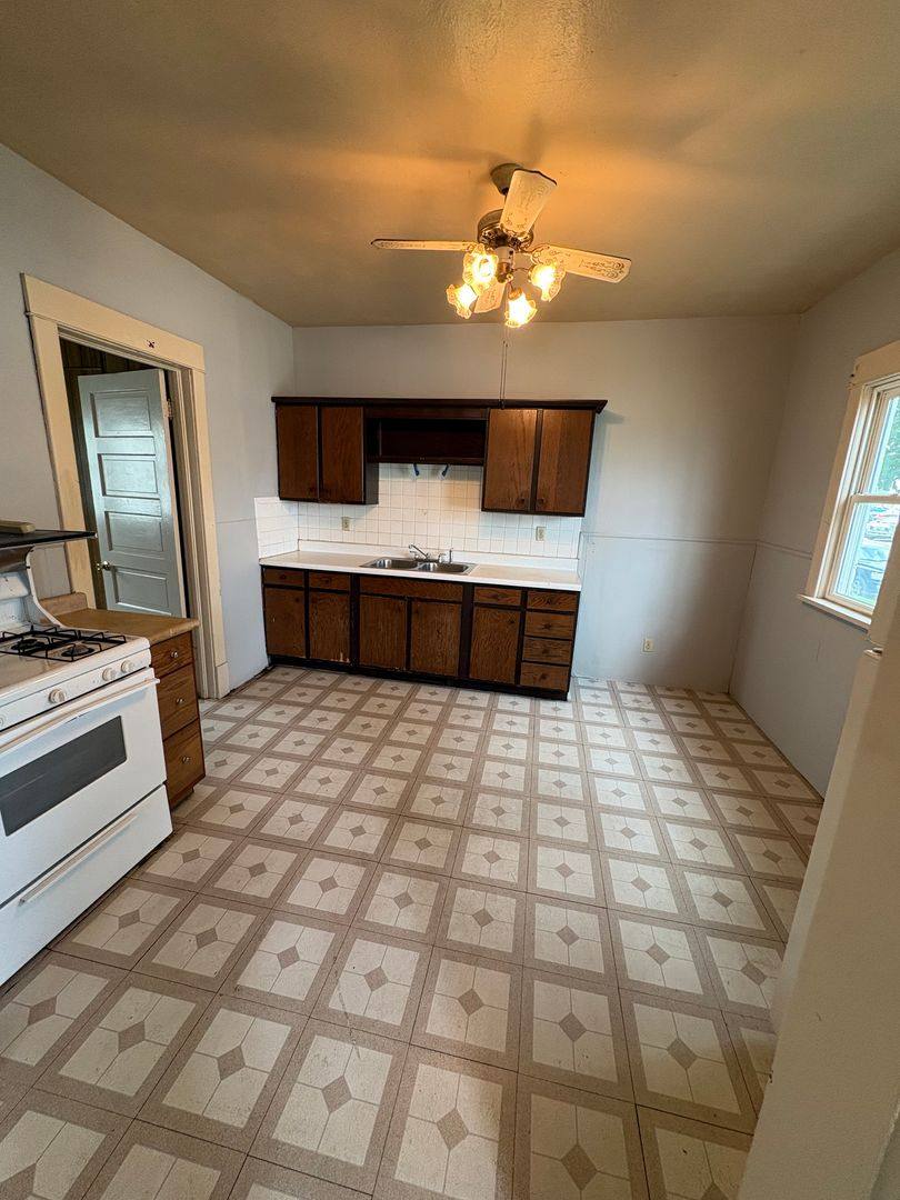 Apartment for rent at 902 Mulberry St, Waterloo, IA 50701