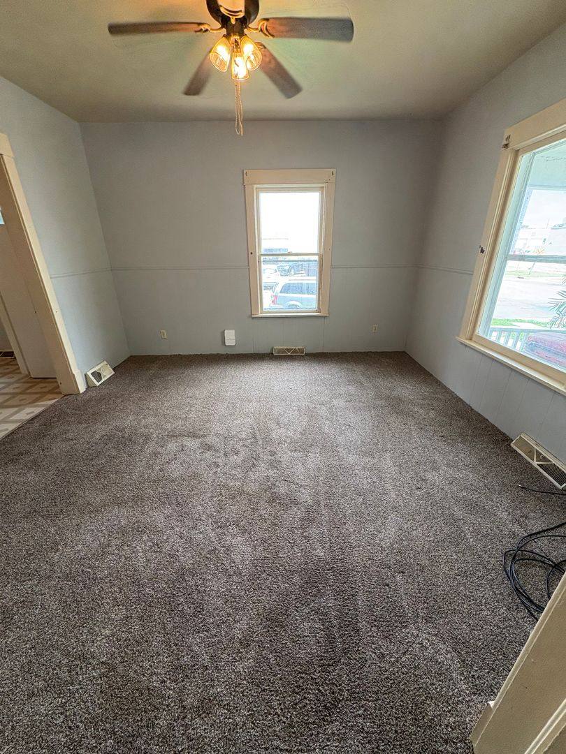Apartment for rent at 902 Mulberry St, Waterloo, IA 50701