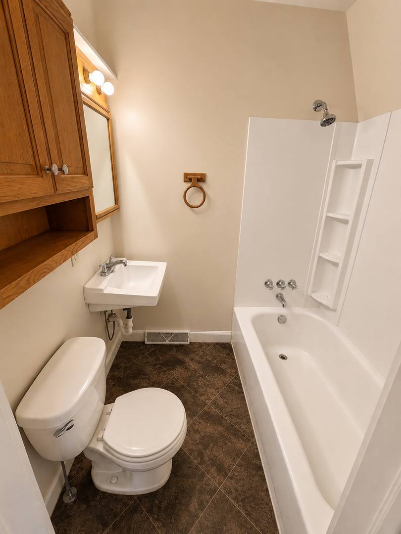 Apartment for rent at 902 Mulberry St, Waterloo, IA 50701
