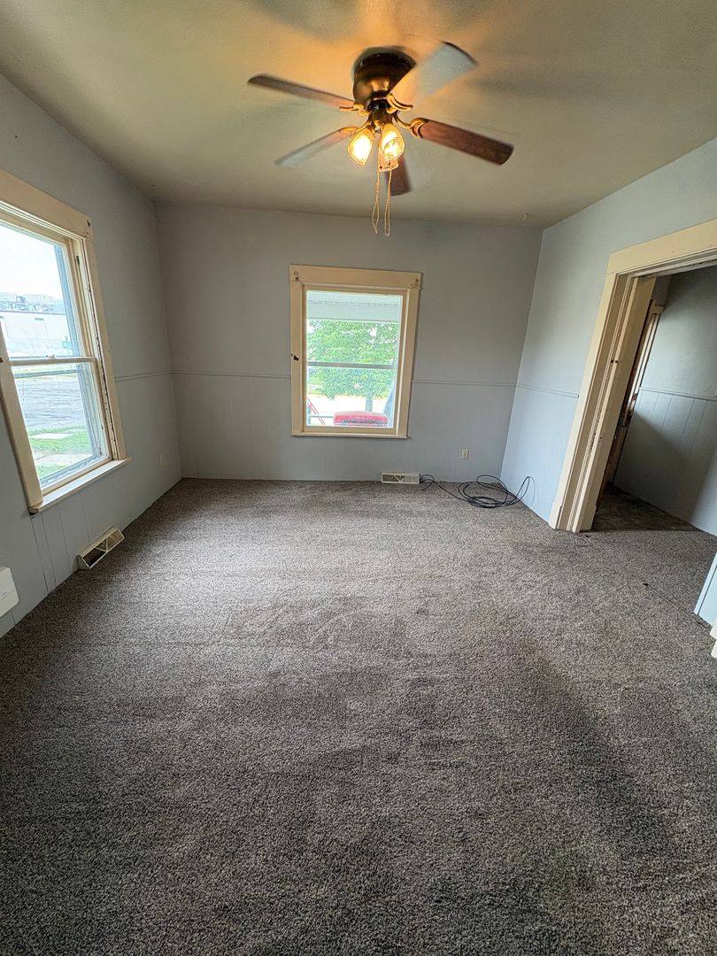 Apartment for rent at 902 Mulberry St, Waterloo, IA 50701