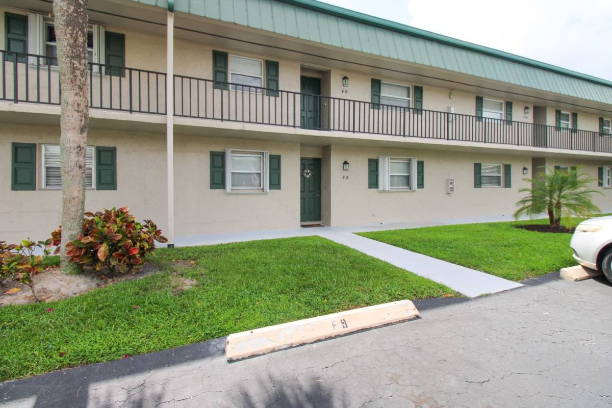 Condo for rent at 600 Valley Stream Dr, Naples, FL 34113