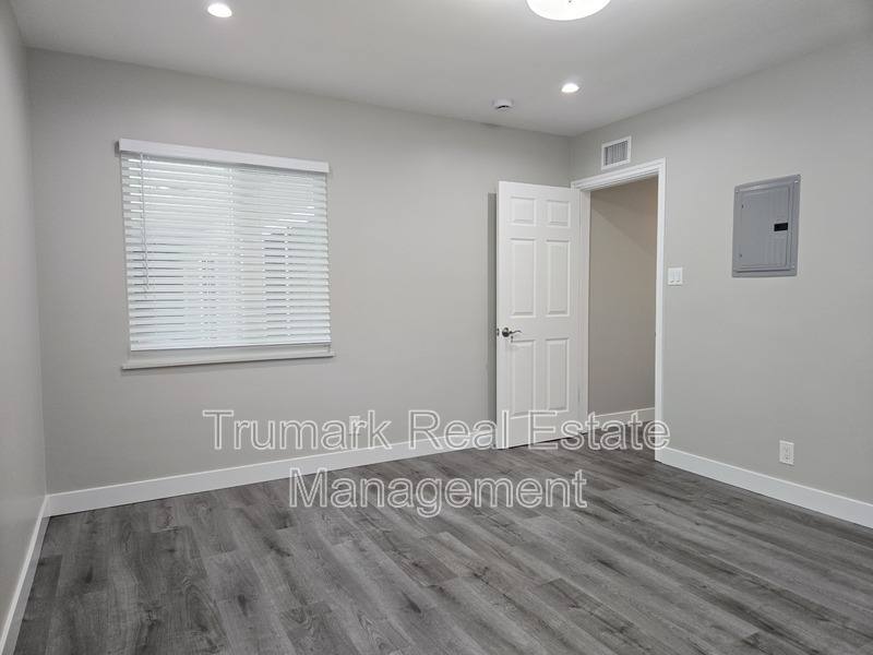 Apartment for rent at 1303 N Brand Blvd #5, Glendale, CA 91202