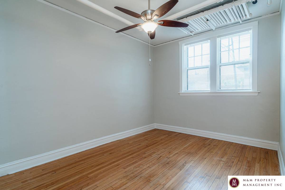 Apartment for rent at 944 S Oak Park Ave, Oak Park, IL 60304