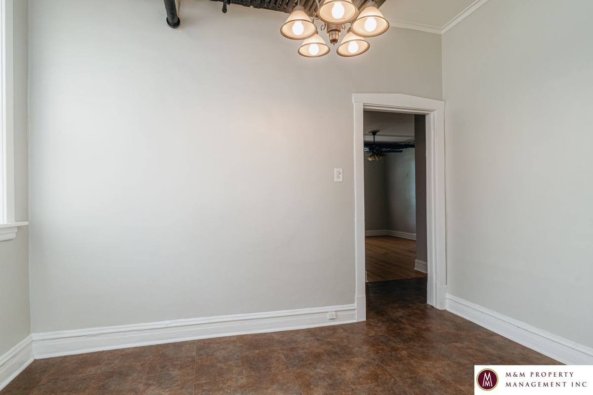 Apartment for rent at 944 S Oak Park Ave, Oak Park, IL 60304