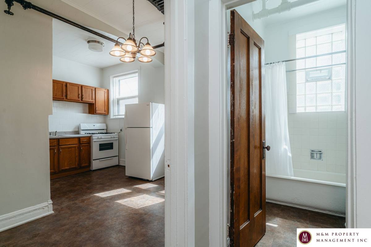 Apartment for rent at 944 S Oak Park Ave, Oak Park, IL 60304
