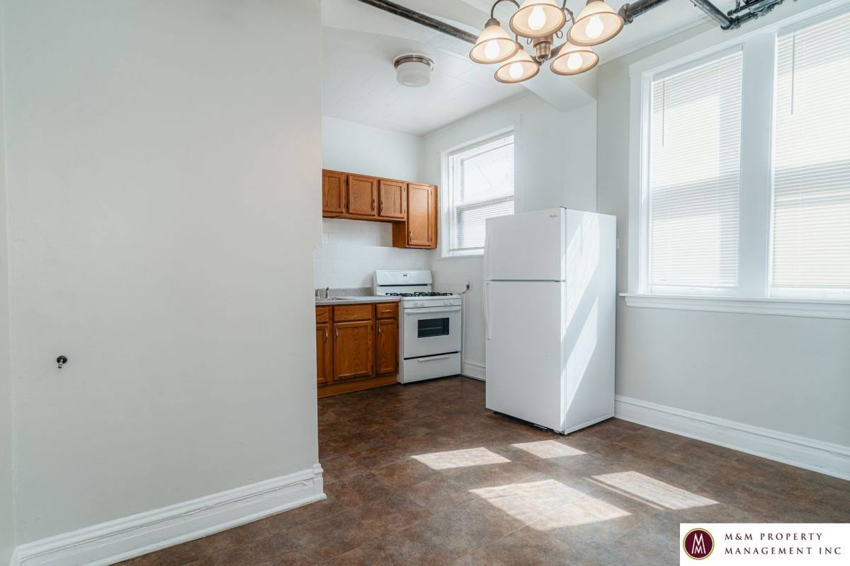 Apartment for rent at 944 S Oak Park Ave, Oak Park, IL 60304