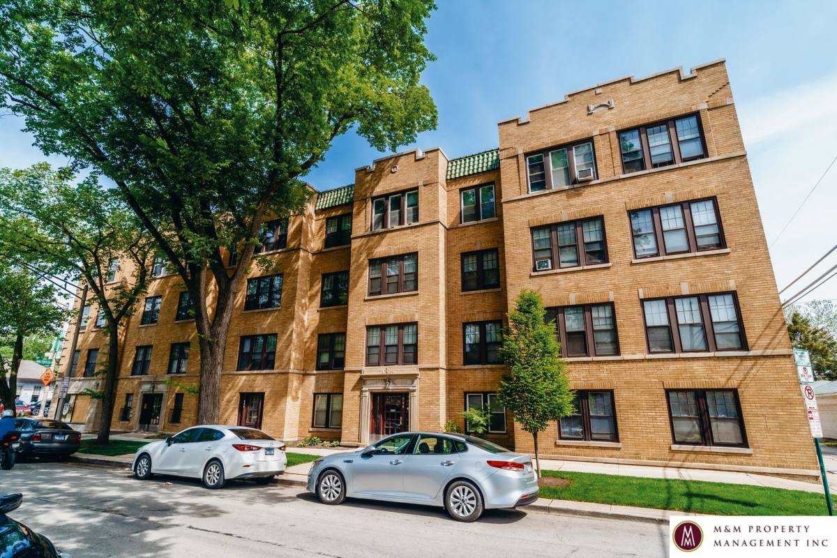 Apartment for rent at 944 S Oak Park Ave, Oak Park, IL 60304