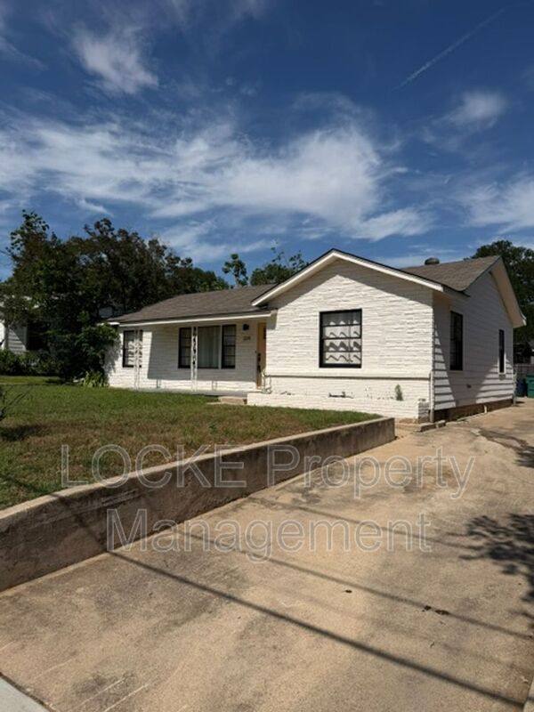House for rent at 209 Westfork Dr, Fort Worth, TX 76114