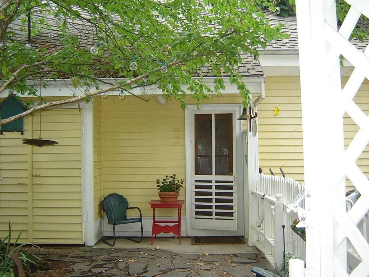 House for rent at 410 S Oregon St Cottage, Jacksonville, OR 97530
