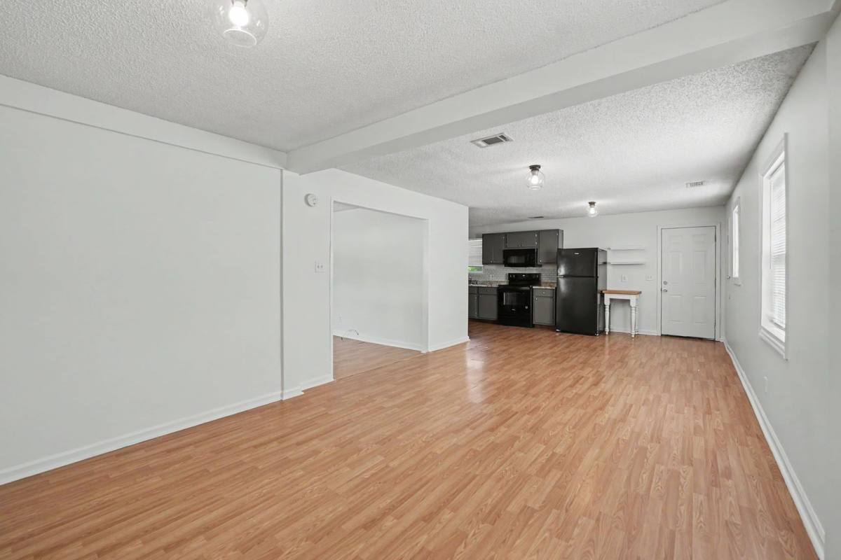 House for rent at 24 N Parkwood Dr, Savannah, GA 31404