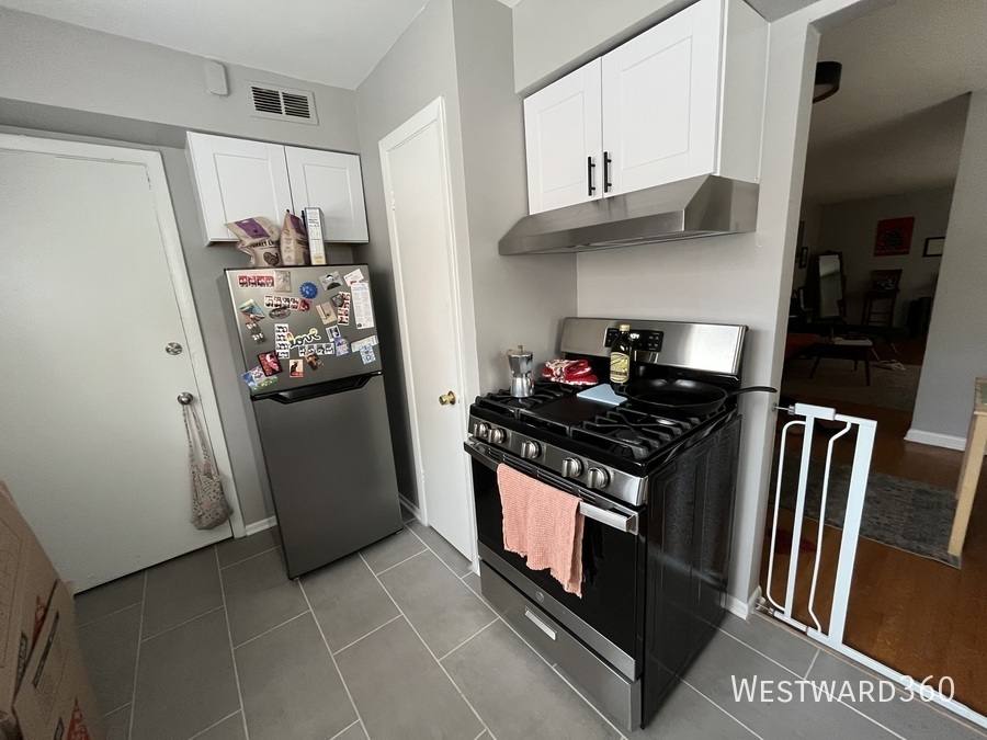 Apartment for rent at 1624 W Touhy Ave #3A, Chicago, IL 60626