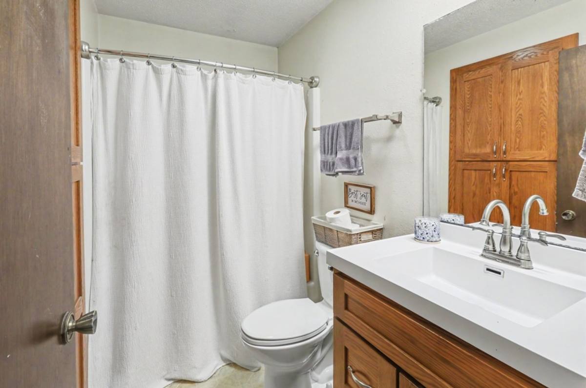 House for rent at 70 Brook Circle, Pella, IA 50219