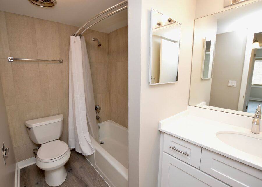 Apartment for rent at 5133 Washington St #4D, Downers Grove, IL 60515