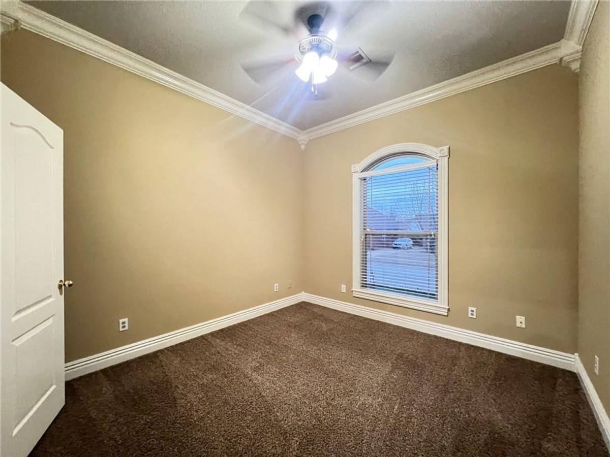 House for rent at 6517 N Tall Oaks Loop, Springdale, AR 72762