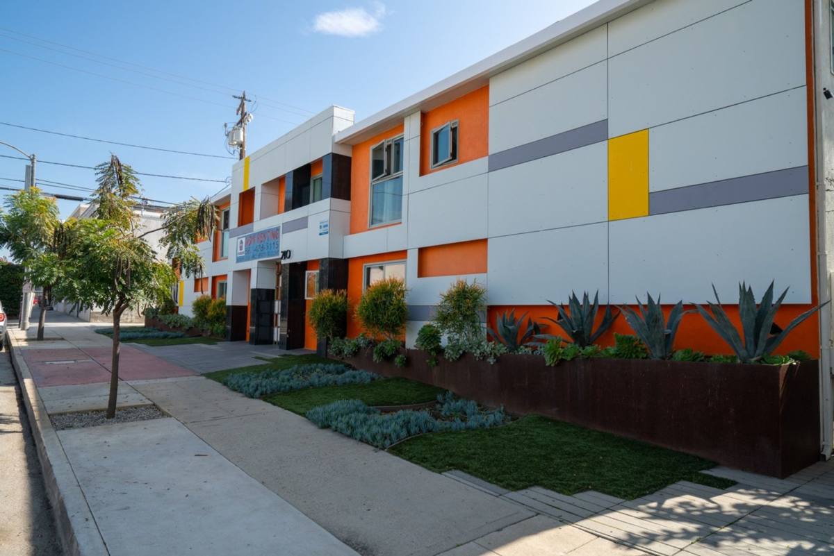 Apartment for rent at 210 E 29th St, Long Beach, CA 90806