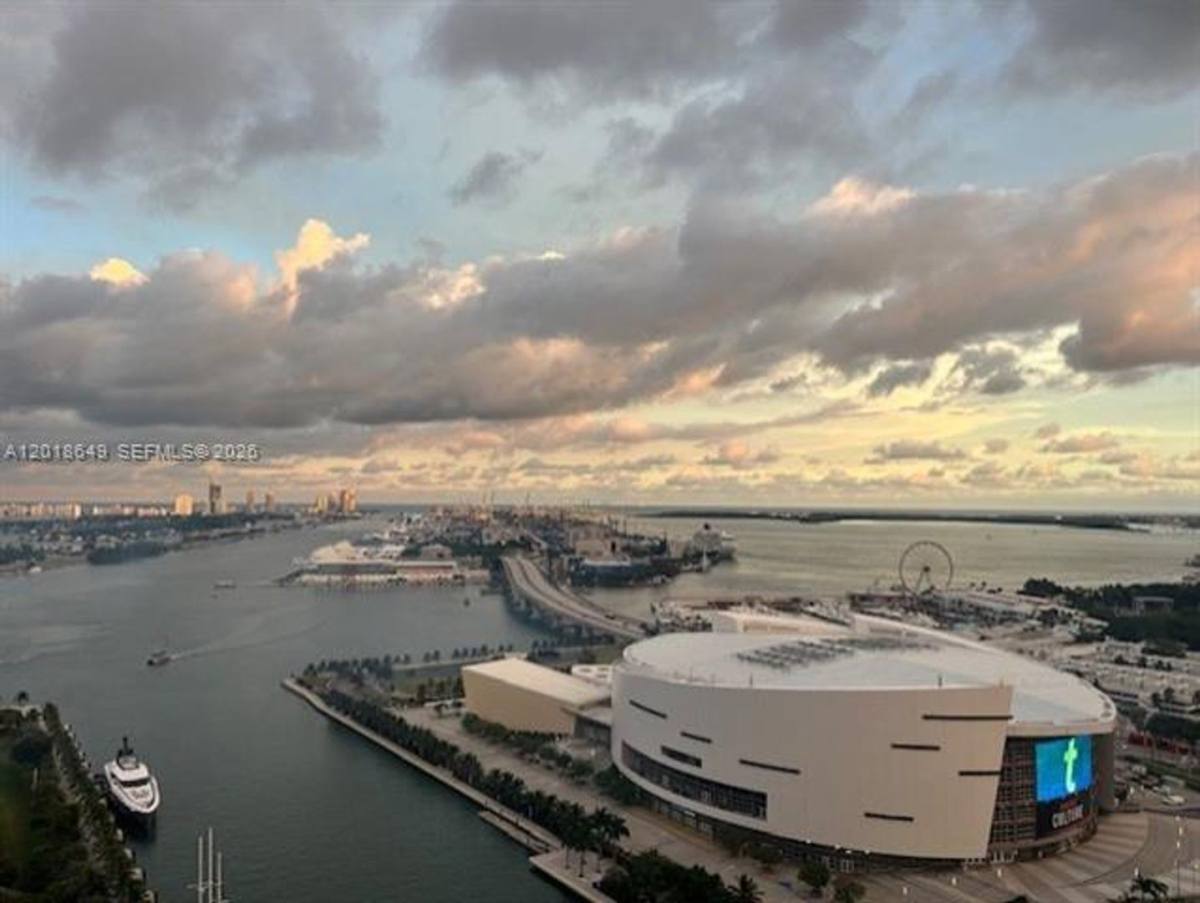 Apartment for rent at 900 Biscayne Blvd, Miami, FL 33132
