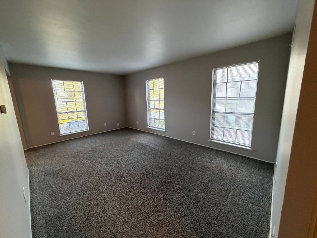 Apartment for rent at 919 W Crestwood Dr, Peoria, IL 61614