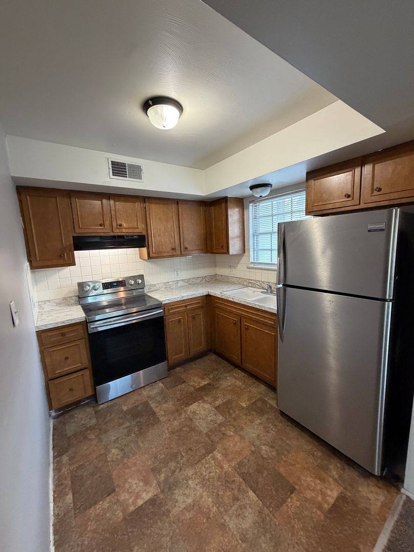 Apartment for rent at 919 W Crestwood Dr, Peoria, IL 61614