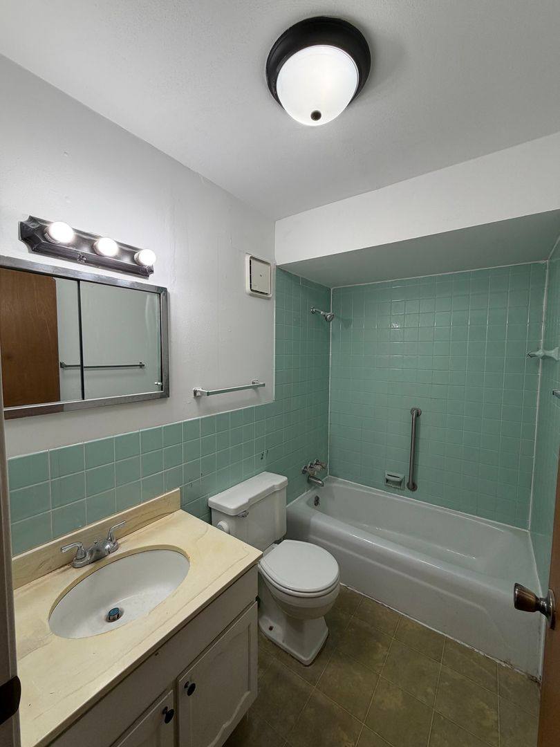 Apartment for rent at 919 W Crestwood Dr, Peoria, IL 61614