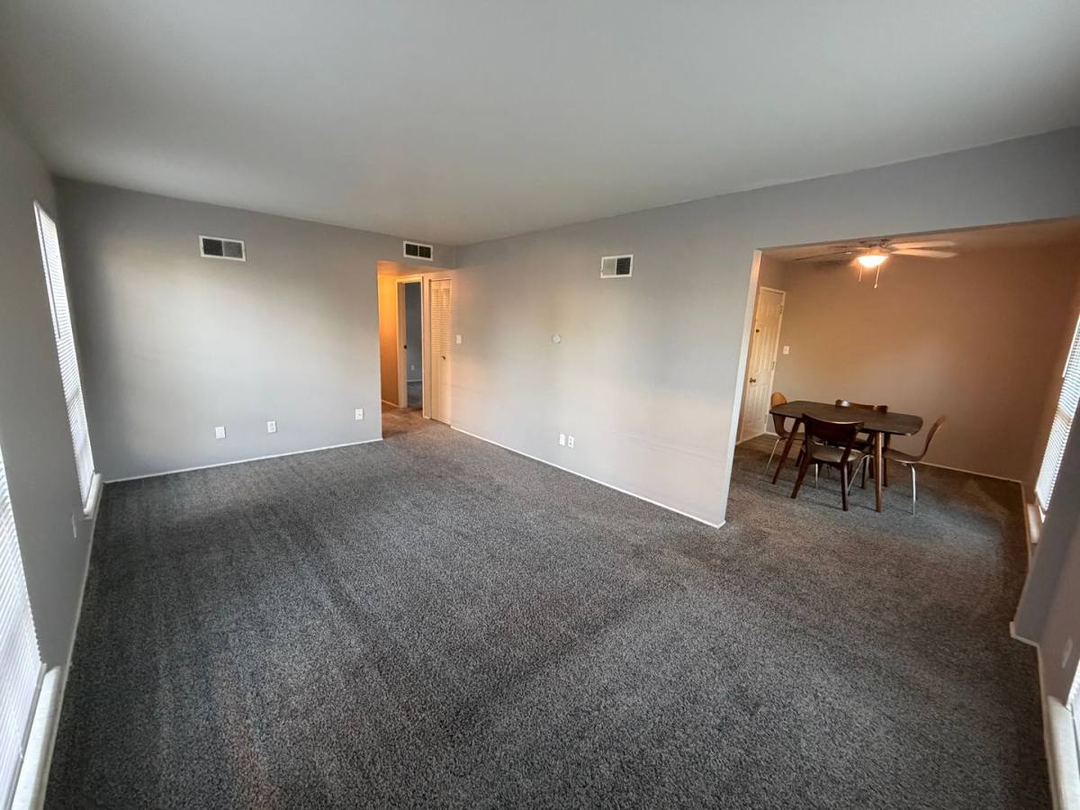 Apartment for rent at 919 W Crestwood Dr, Peoria, IL 61614