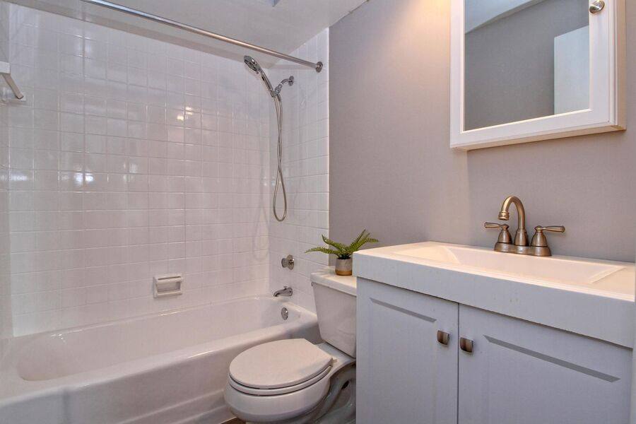 Apartment for rent at 9845 S Cicero Ave #1N, Oak Lawn, IL 60453