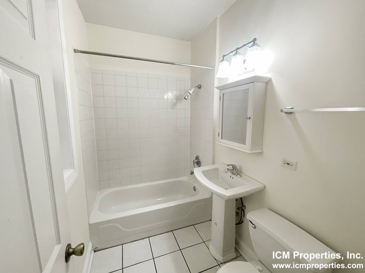Apartment for rent at 851 W Cornelia Ave #1S, Chicago, IL 60657