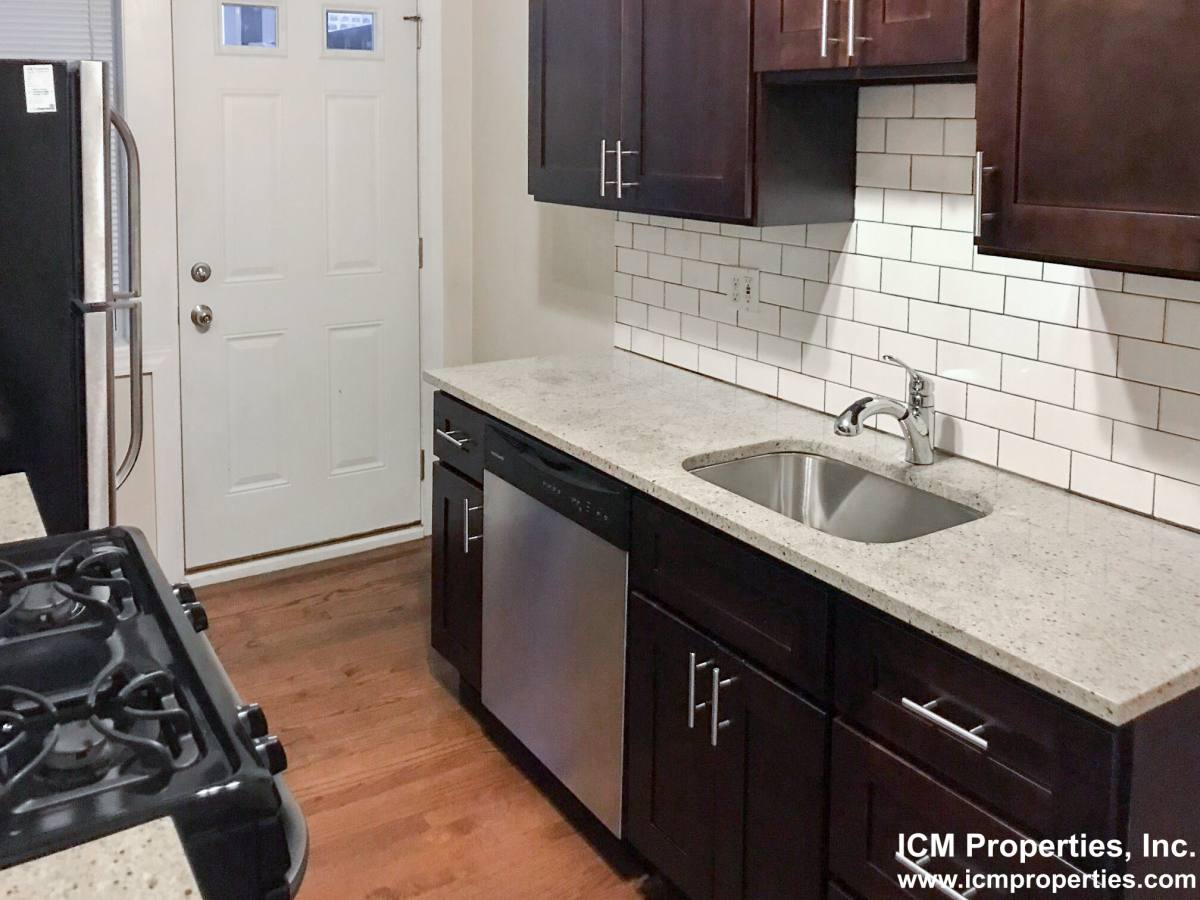 Apartment for rent at 851 W Cornelia Ave #1S, Chicago, IL 60657