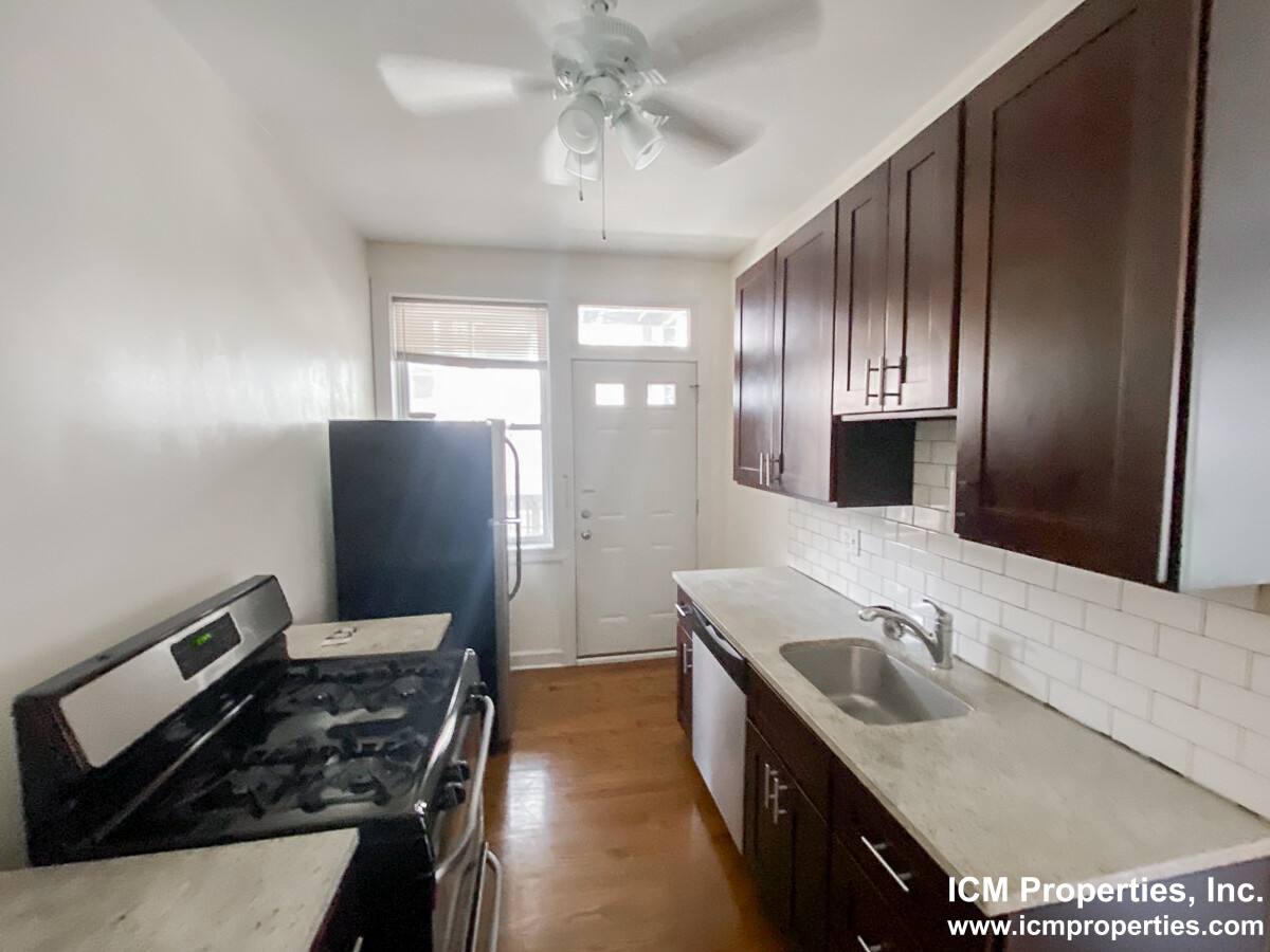 Apartment for rent at 851 W Cornelia Ave #1S, Chicago, IL 60657