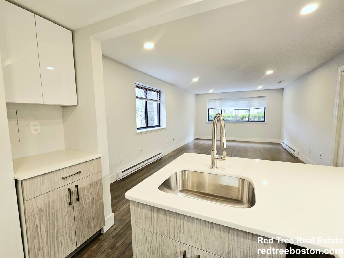 Apartment for rent at 320 Hammond Pond Parkway #103, Chestnut Hill, MA 02467
