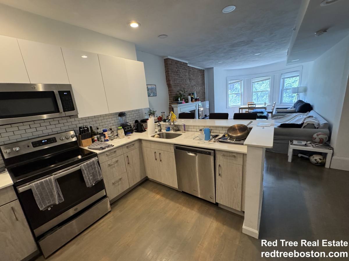 Apartment for rent at 1406 Beacon St #3, Brookline, MA 02446