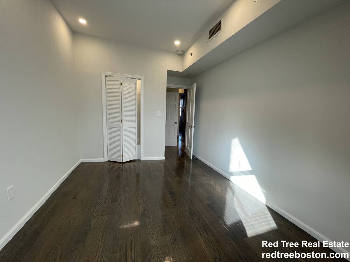 Apartment for rent at 1406 Beacon St #4, Brookline, MA 02446