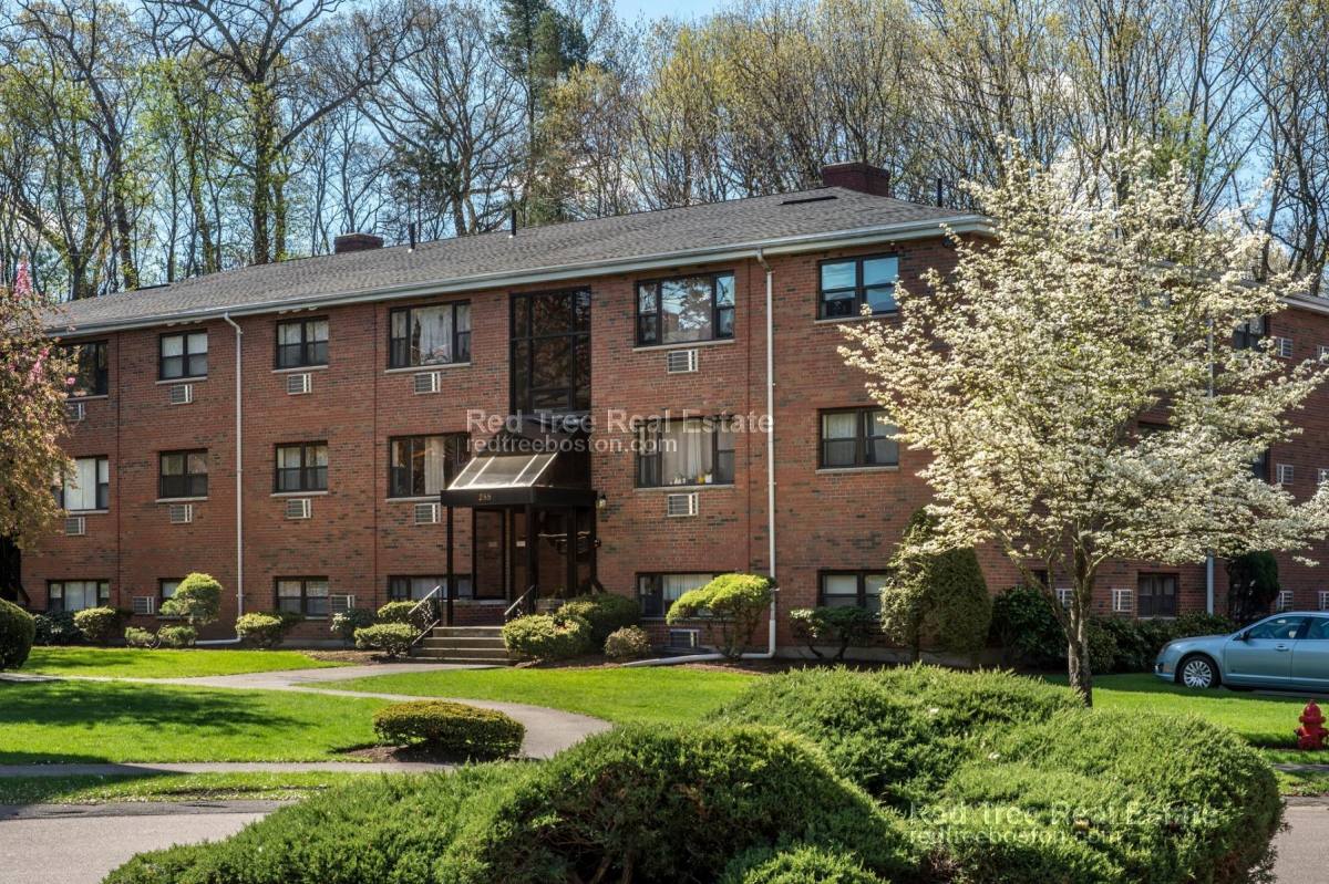 Apartment for rent at 266 Grove St #1, Auburndale, MA 02466