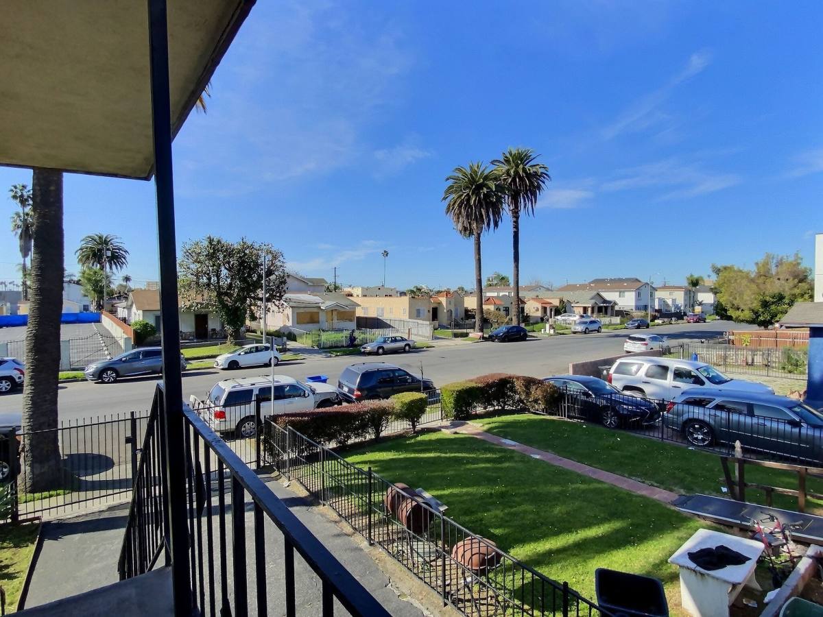 Apartment for rent at 517 W 84th St, Los Angeles, CA 90044
