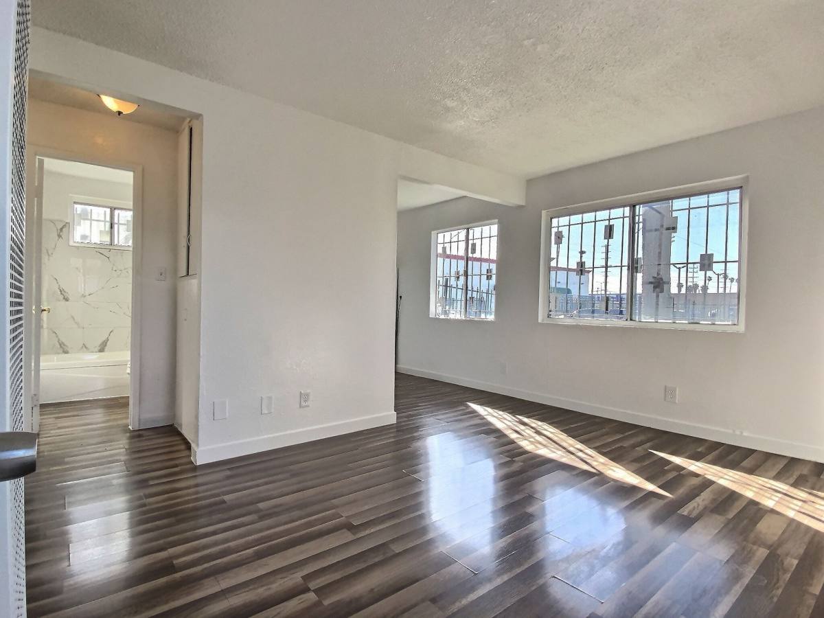 Apartment for rent at 517 W 84th St, Los Angeles, CA 90044