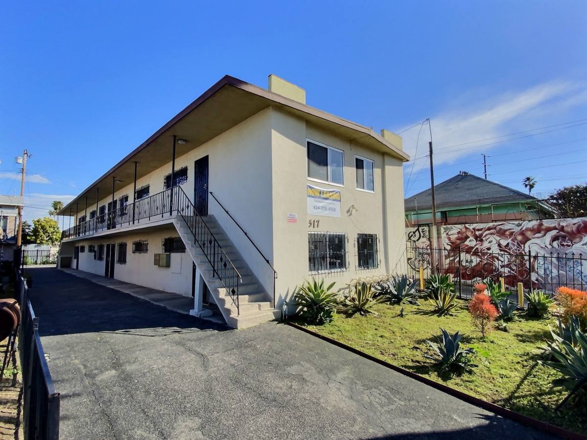 Apartment for rent at 517 W 84th St, Los Angeles, CA 90044