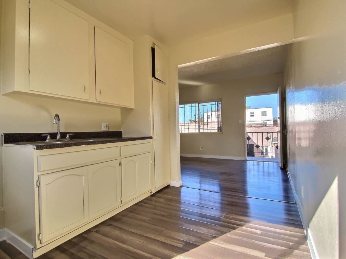 Apartment for rent at 517 W 84th St, Los Angeles, CA 90044