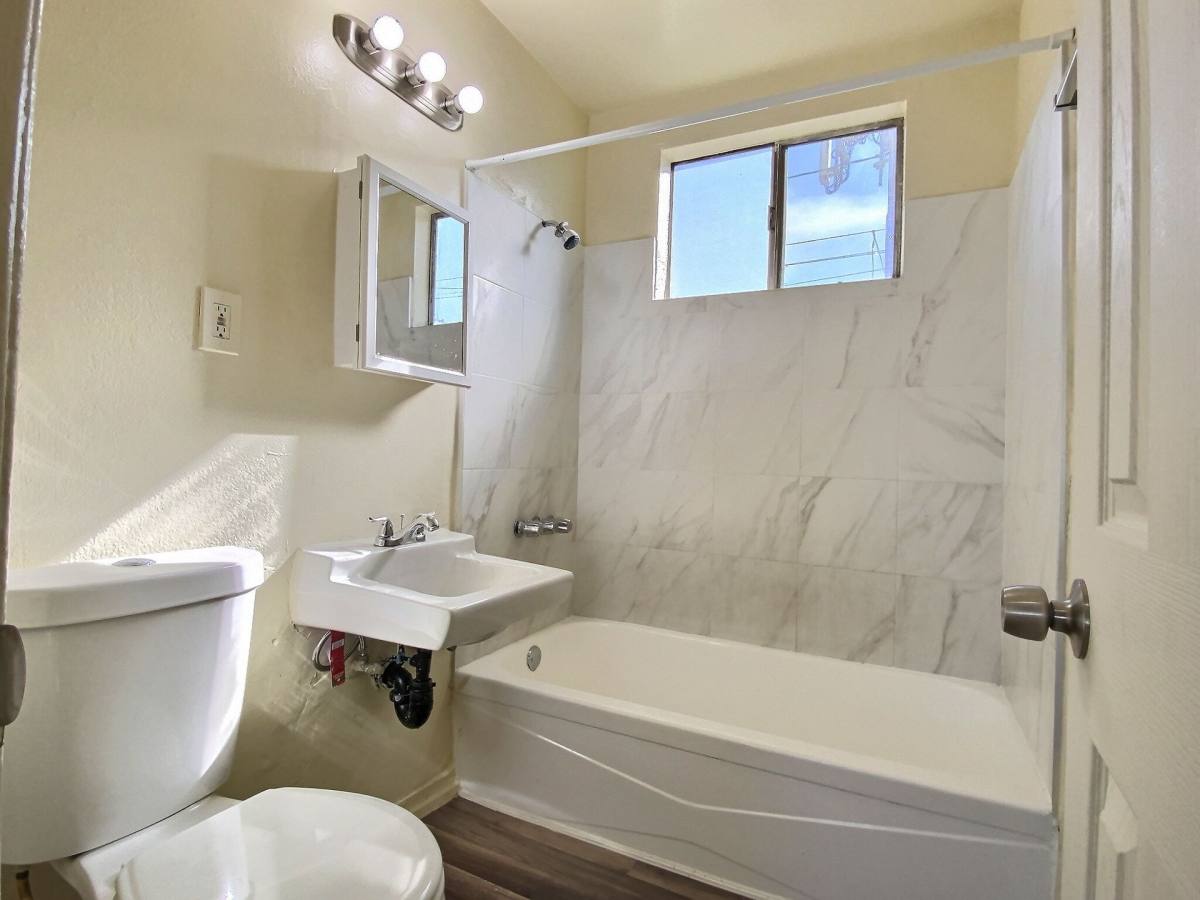 Apartment for rent at 517 W 84th St, Los Angeles, CA 90044