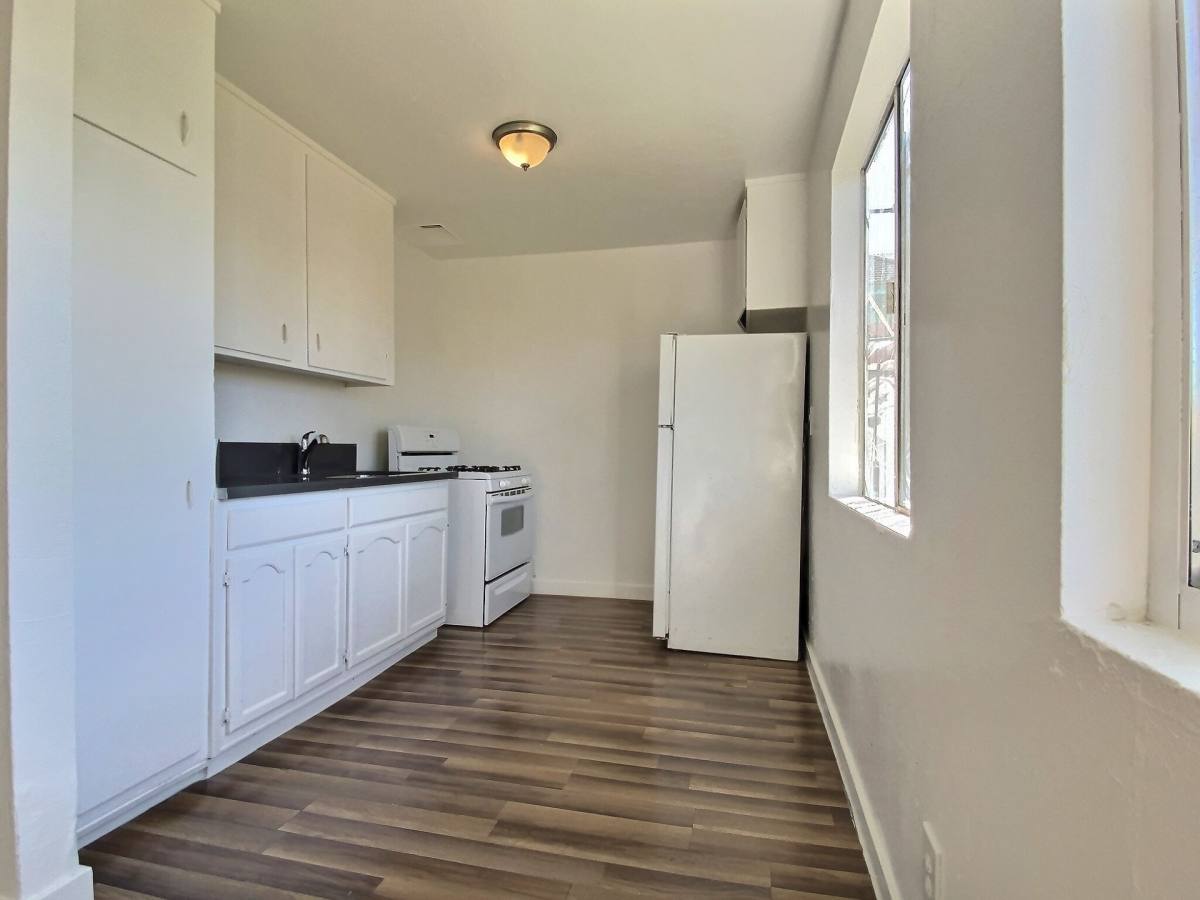 Apartment for rent at 517 W 84th St, Los Angeles, CA 90044
