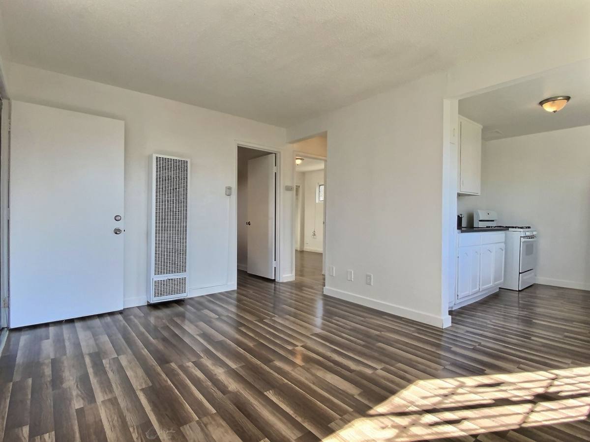 Apartment for rent at 517 W 84th St, Los Angeles, CA 90044