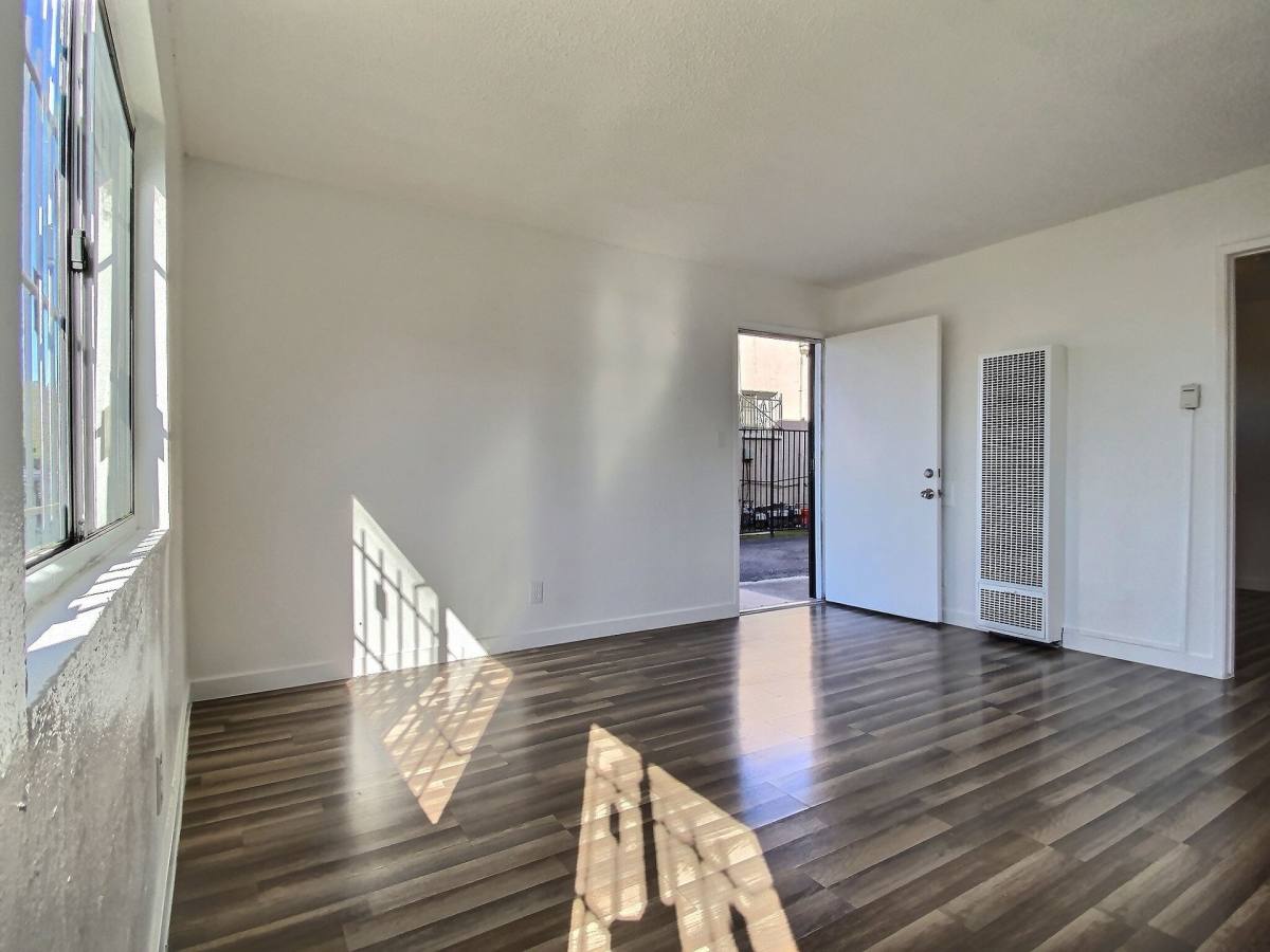 Apartment for rent at 517 W 84th St, Los Angeles, CA 90044