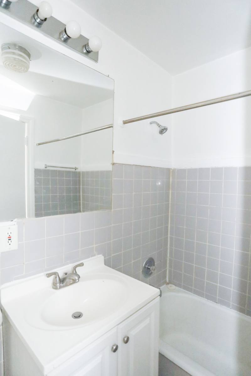 Apartment for rent at 5931 N NW Highway 1B #1B, Chicago, IL 60631