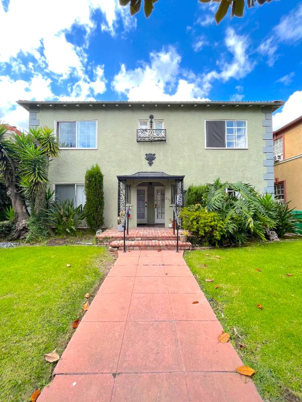 Apartment for rent at 227 S Gale Dr #4, Beverly Hills, CA 90211