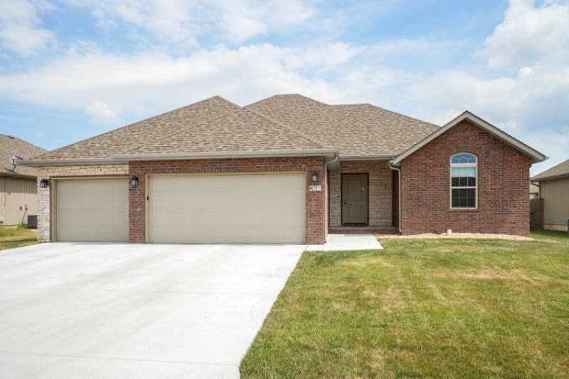 House for rent at 877 E Scott Wayne Dr, Nixa, MO 65714