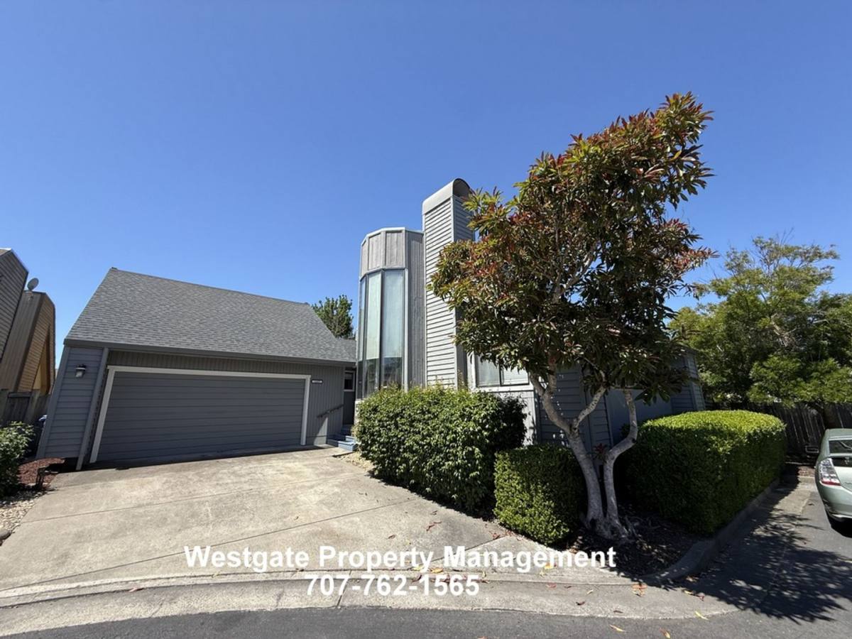 Townhouse for rent at 1453 Capri Ave, Petaluma, CA 94954