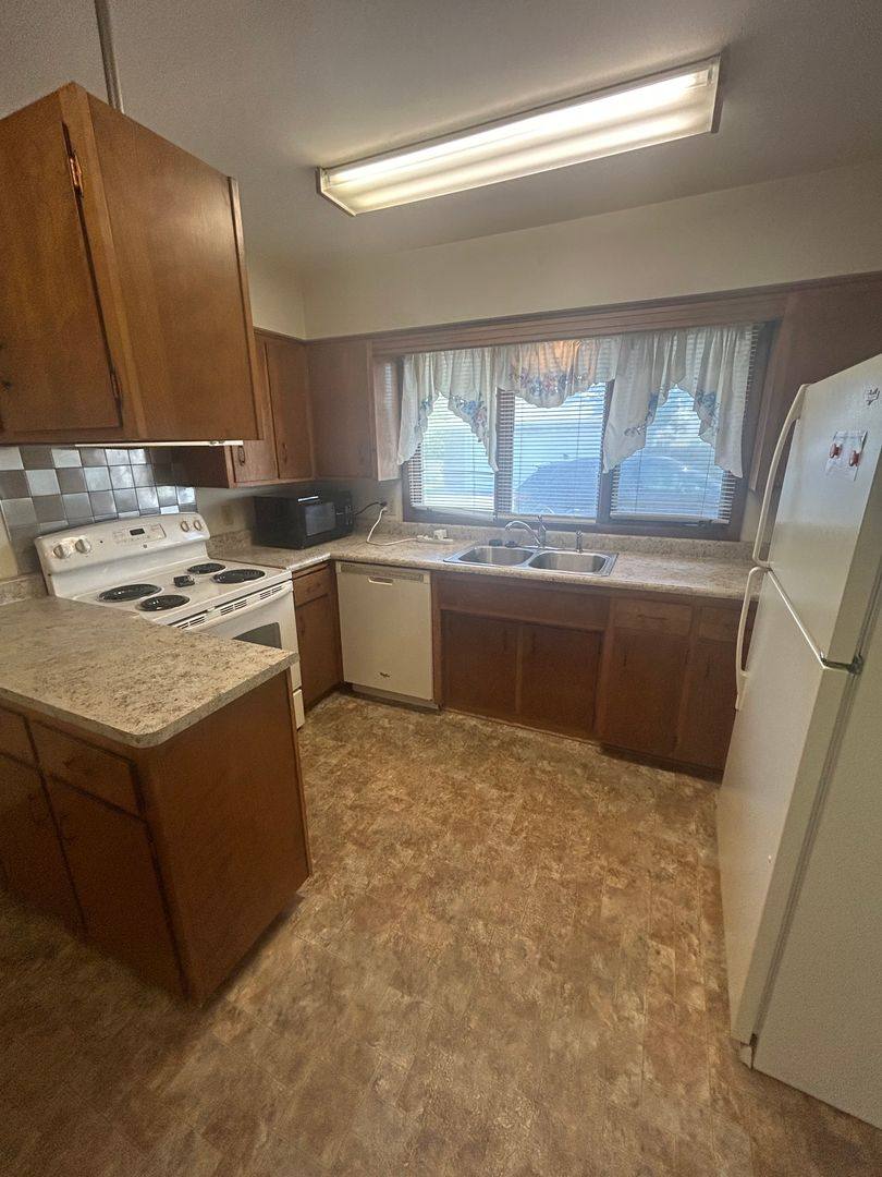 Apartment for rent at 105 Bellaire Rd, Waterloo, IA 50701