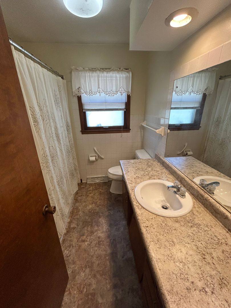 Apartment for rent at 105 Bellaire Rd, Waterloo, IA 50701