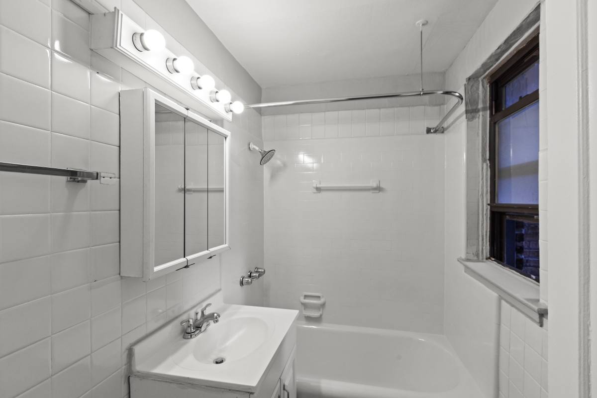 Apartment for rent at 661 W Sheridan #410, Chicago, IL 60613