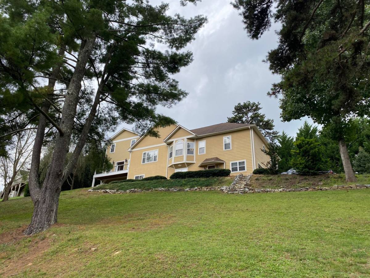 House for rent at 170 S Willow Brook Dr, Asheville, NC 28806