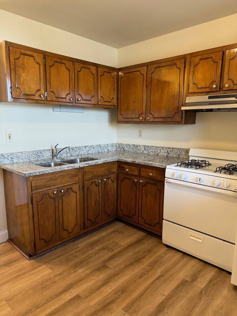 Apartment for rent at 747-751 Aurora Ave, Aurora, IL 60505