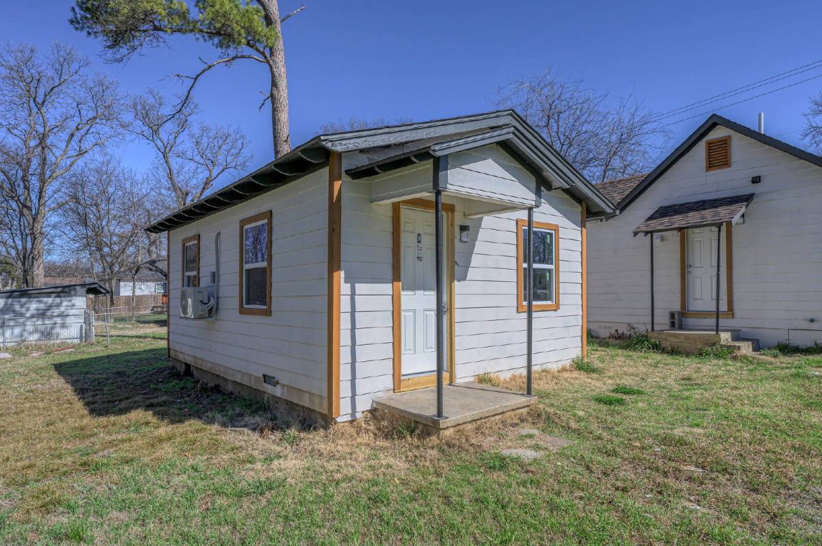 Apartment for rent at 1434 S Rusk St, Sherman, TX 75090